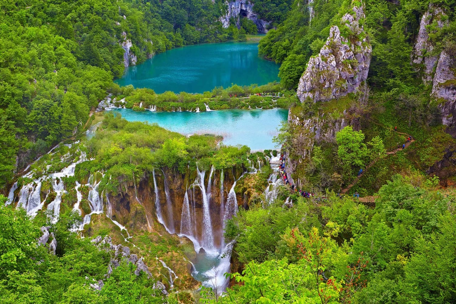 スプリット発：プリトヴィツェ湖群に立ち寄りザグレブへ移動