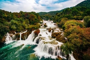 De Split e Trogir: Excursão de um dia às cachoeiras de Krka com passeio de barco