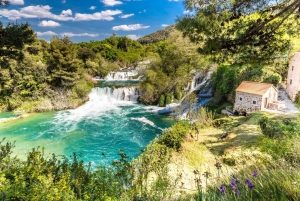 Da Spalato e Trogir: Tour di un giorno alle cascate di Krka con giro in barca