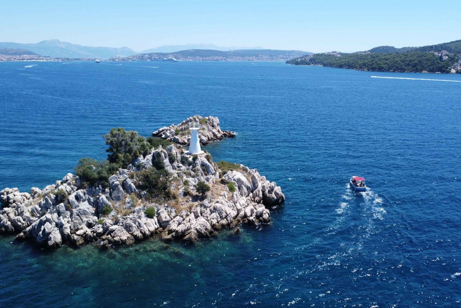 Da Trogir: Tour panoramico in barca con guida e bevande