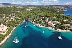 Fra Trogir: Halvdagstur til tre øyer med Blå lagune
