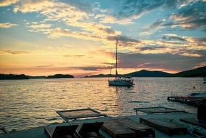 Z Trogiru: Półdniowa wycieczka na 3 wyspy z Błękitną Laguną