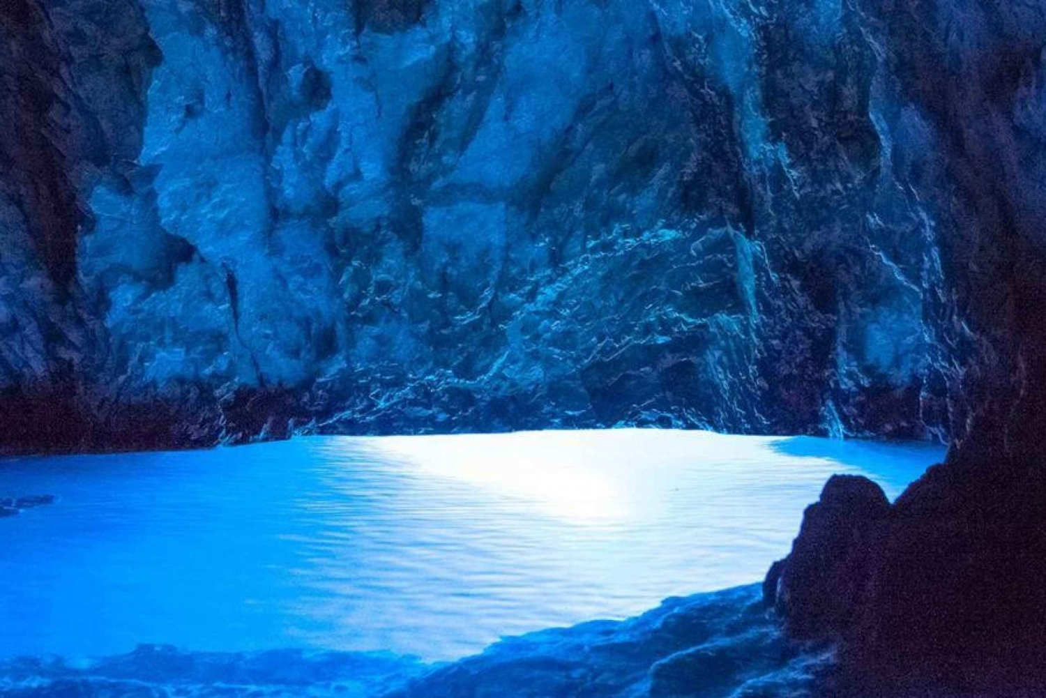 Da Trogir e Spalato: Grotta Azzurra e 5 isole tour di un giorno
