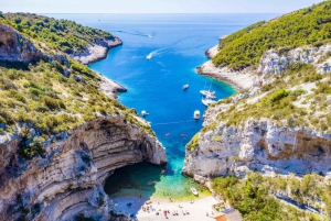 Au départ de Trogir et Split : Visite d'une jounée de la Grotte Bleue et des 5 îles