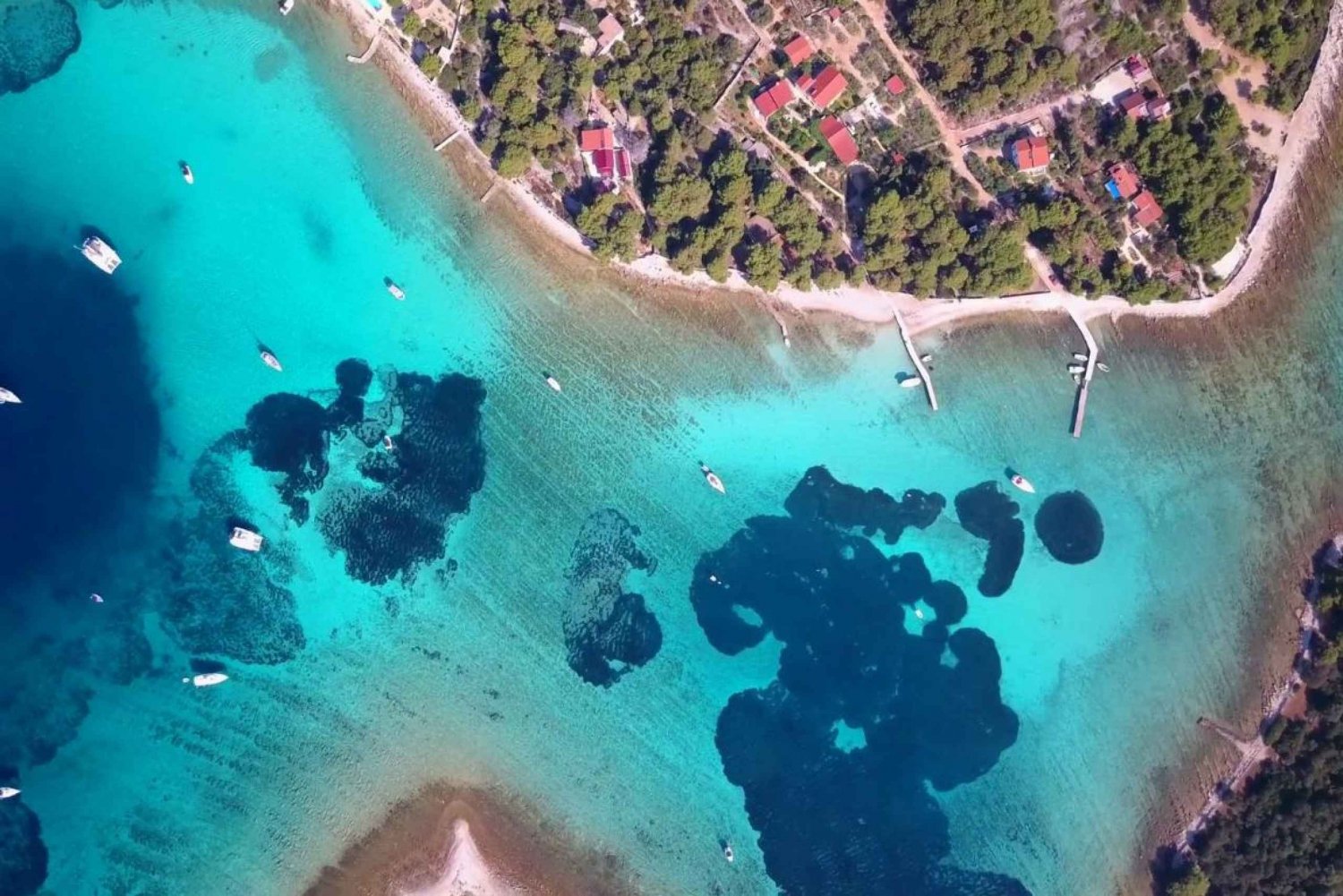 Au départ de Trogir : Visite d'une demi-journée des trois îles en bateau à moteur