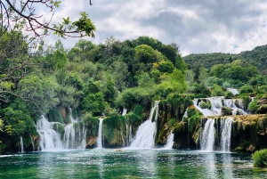 Från Zadar: Dagstur till Krka nationalpark med åktur med båt och guide