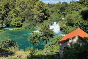 Från Zadar: Dagstur till Krka nationalpark med åktur med båt och guide