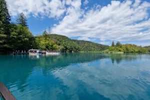 Von Zadar aus: Plitvicer Seen Tagestour mit Bootsfahrt