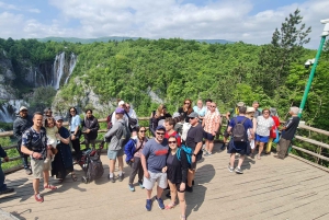 Fra Zadar: dagstur til Plitvice-innsjøene med guide og båttur