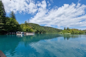 Fra Zadar: dagstur til Plitvice-innsjøene med guide og båttur