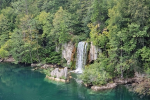 Fra Zadar: dagstur til Plitvice-innsjøene med guide og båttur