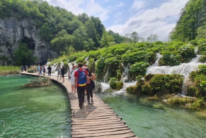 Fra Zadar: dagstur til Plitvice-innsjøene med guide og båttur