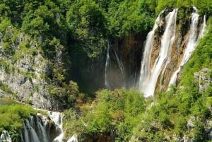 Z Zadaru: wycieczka 1-dniowa z przewodnikiem po Jeziorach Plitwickich i rejs