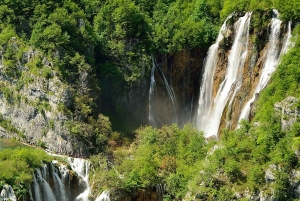 ザダル発：プリトヴィツェ湖群国立公園ガイド付き1日ツアーとボートツアー