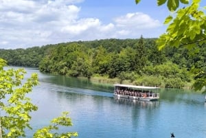 Från Zadar: Guidad tur till Plitvicesjöarna med båt och tåg
