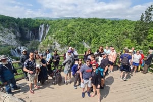Zara: Escursione ai laghi di Plitvice con biglietto, guida e barca