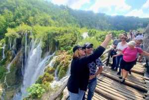 Zara: Escursione ai laghi di Plitvice con biglietto, guida e barca
