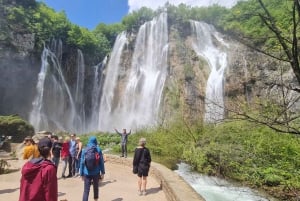 Zadar : Excursion d'une journée aux lacs de Plitvice avec billet, guide et bateau