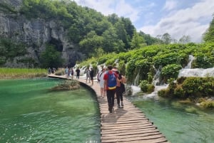 Zadar: Excursión de un día a los Lagos de Plitvice con ticket de entrada, guía y barco