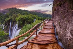 De Zagreb a Split: Lagos de Plitvice y Rastoke Tour Privado