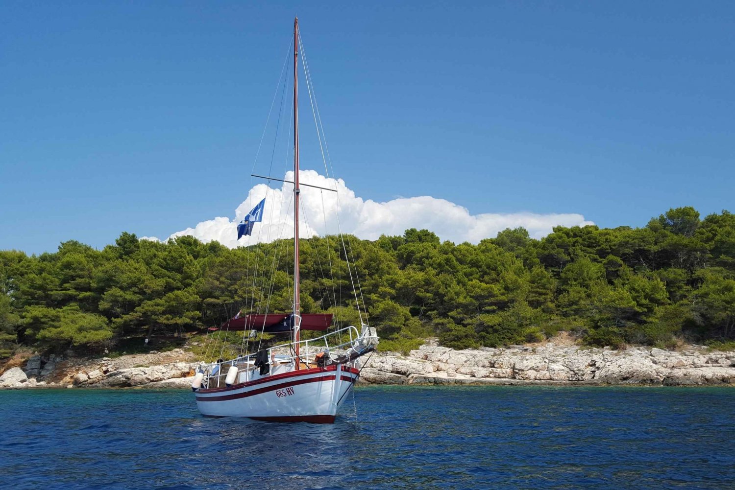 Hvar: Pakleni Islands Sailing Tour with Brunch