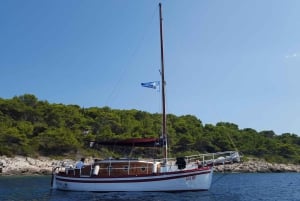 Хвар: Парусная экскурсия на острова Паклени с бранчем