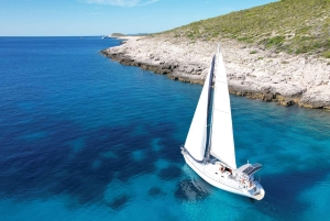 Hvar: Private Segelbootstour mit Schwimmen und Schnorcheln