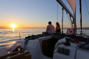 Hvar: Romántica Experiencia de Navegación al Atardecer en un Confortable Yate