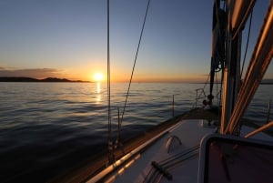 Hvar: Romantisk segling i solnedgången på en bekväm yacht