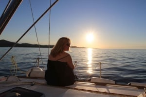Hvar: Romántica Experiencia de Navegación al Atardecer en un Confortable Yate