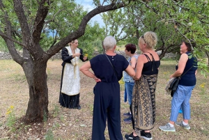 Kastela: Degustação de vinhos e azeitonas com delicatessens e música ao vivo