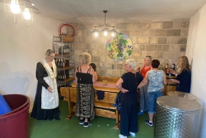 Kastela: Degustação de vinhos e azeitonas com delicatessens e música ao vivo