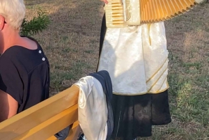 Kastela: Degustação de vinhos e azeitonas com delicatessens e música ao vivo