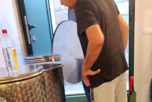 Kastela: Degustação de vinhos e azeitonas com delicatessens e música ao vivo