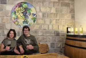 Kastela: Degustação de vinhos e azeitonas com delicatessens e música ao vivo