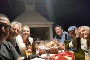 Kastela: Degustação de vinhos e azeitonas com delicatessens e música ao vivo