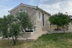 Kastela: Degustação de vinhos e azeitonas com delicatessens e música ao vivo