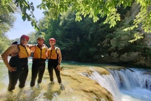 Caiaque nas cascatas de Mreznica no Monumento Natural