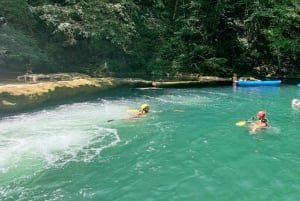Caiaque nas cascatas de Mreznica no Monumento Natural