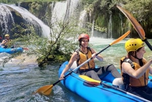 Caiaque nas cascatas de Mreznica no Monumento Natural
