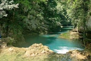 Caiaque nas cascatas de Mreznica no Monumento Natural