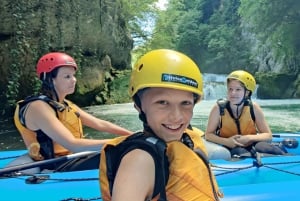 Caiaque nas cascatas de Mreznica no Monumento Natural