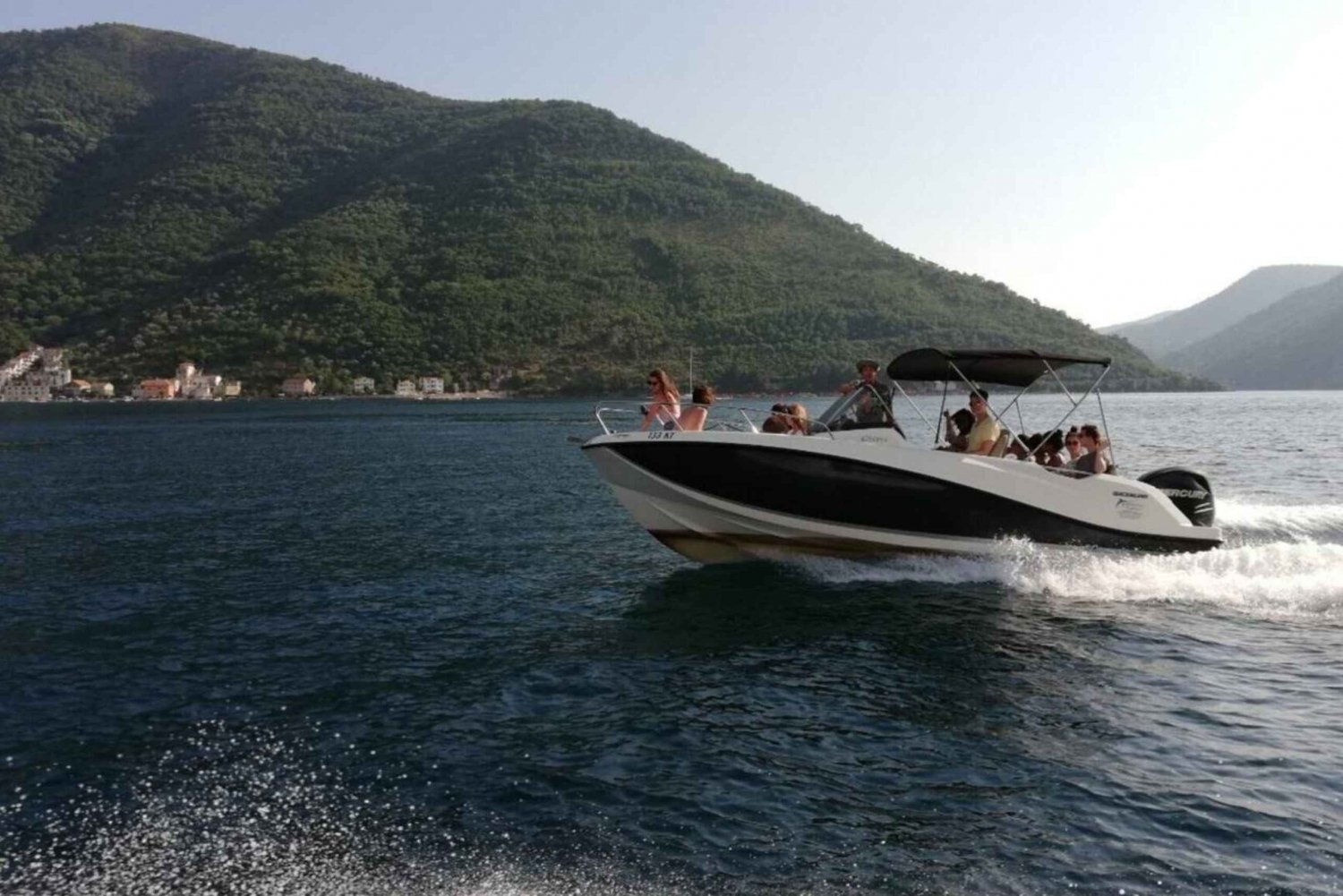 Kotor: Dagstur med blå grotta och strandbåt med bad och brunch