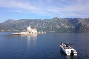 Kotor: Escursione in barca alla Grotta Azzurra e alla spiaggia con bagno e brunch