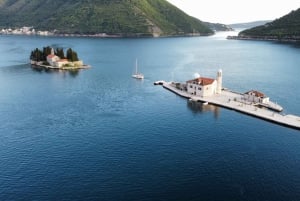 Kotor: Passeio de barco com mergulho na caverna azul e base de submarinos