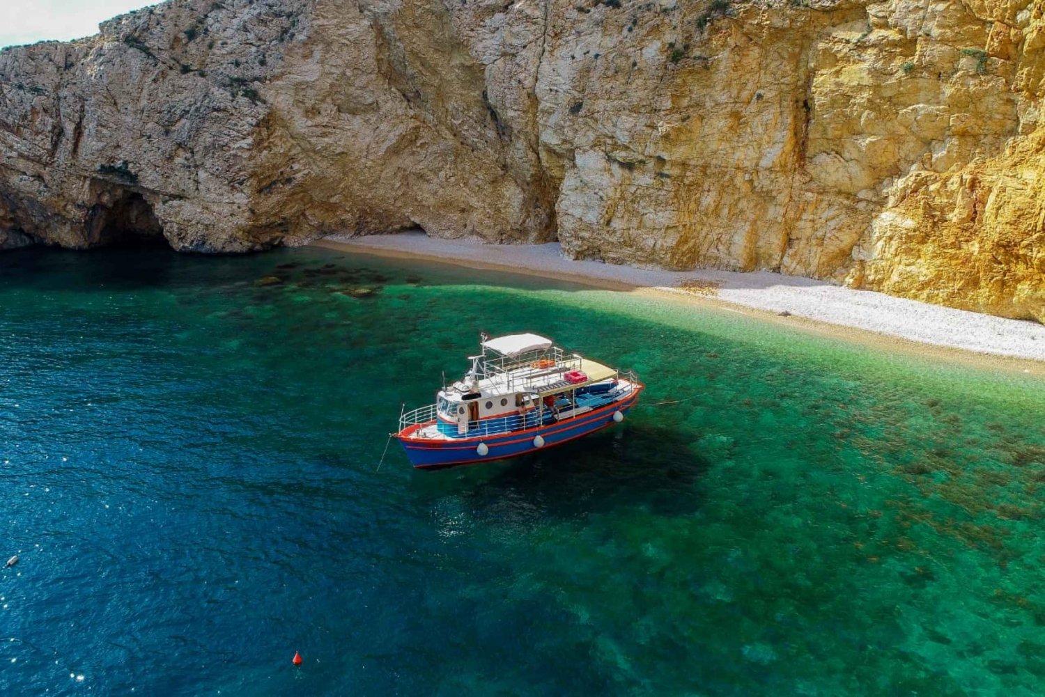 Krk: Crucero por la Playa Dorada y la Cueva de Plavnik con Bebida de Bienvenida