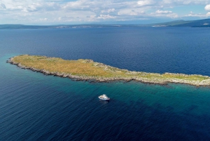 Krk: Cruise til den gylne stranden og den blå grotten med velkomstdrink