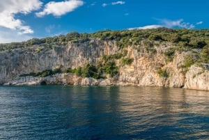 Krk : Croisière sur la plage d'or et dans les grottes de Plavnik avec boisson de bienvenue