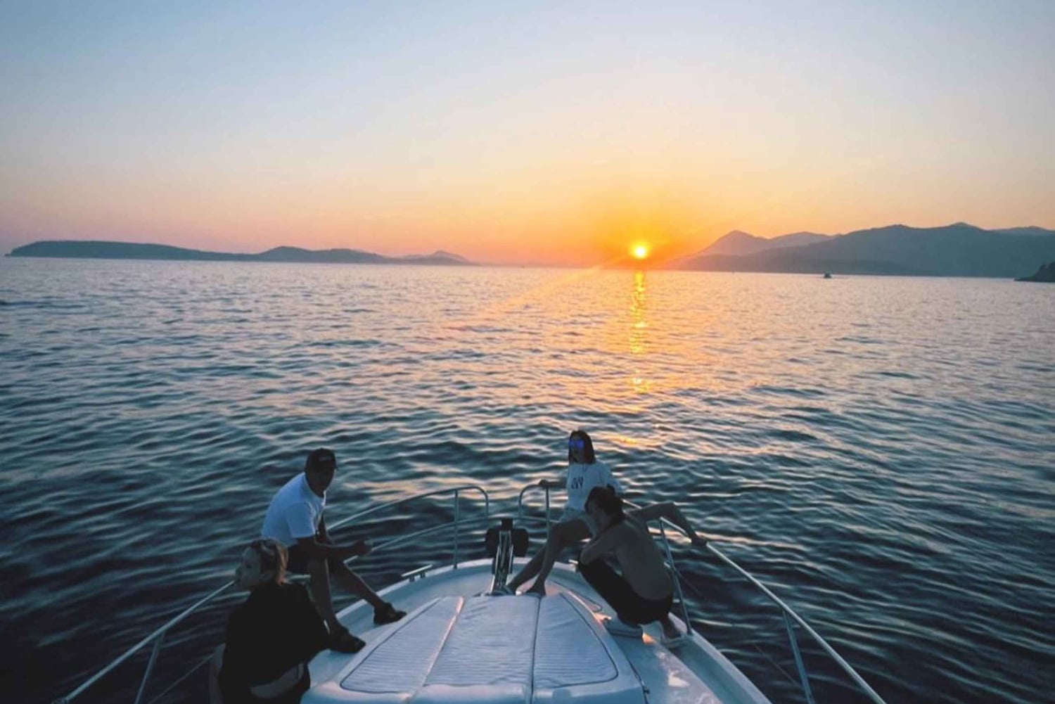 Luxe jacht: Sunset Blue Cave & Panoramic Tour met wijn