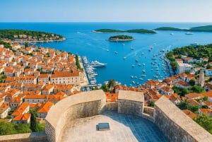 Makarska: luxe speedboottocht langs 4 eilanden met stad Hvar